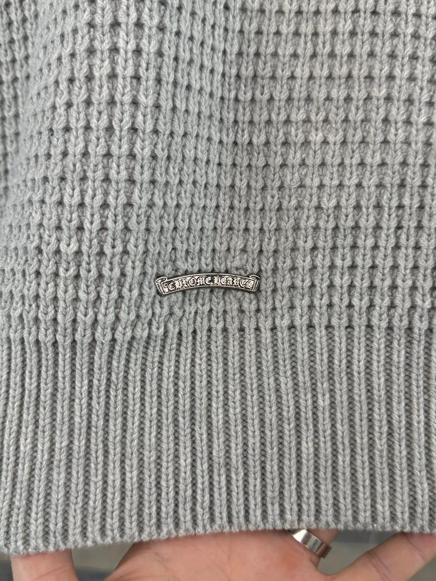 P570 Chrome Hearts cashmere waffle sweater size s m l The main body fabric is made of custom-woven and dyed cashmere and mulberry silk blended yarn. The whole dress takes nearly 200 minutes. The Chrome Hearts cross leather on both sides of the sleeves is genuine sheepskin. The hardware and cross sheepskin are all hand-sewn. The labor cost is extremely high. The back hardware accessories are molded and made to order. They are aged and oxidized.